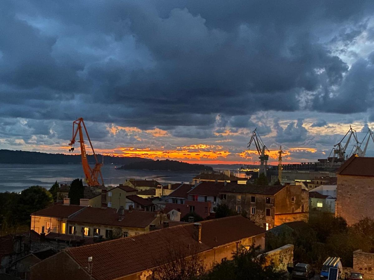 Castropola Views With Private Parking Apartment Екстериор снимка